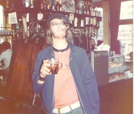 Frank_with_stogie_in_London_pub_1976